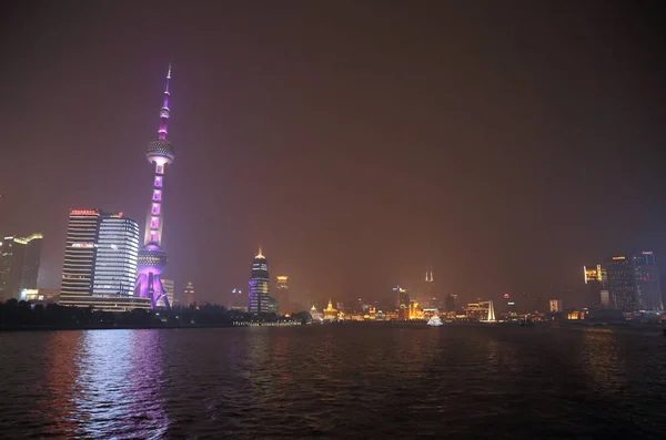 Shanghai, China - Shanghai 13 juli 2015 bund en Pudong Lujiaz — Stockfoto