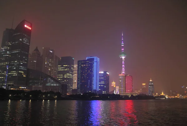 Shanghai, Kína - 13 2015 júliusáig, sanghaji bund és Pudong Lujiaz — Stock Fotó