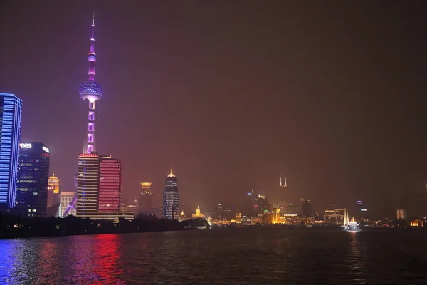 Shanghai, China - Shanghai 13 juli 2015 bund en Pudong Lujiaz — Stockfoto