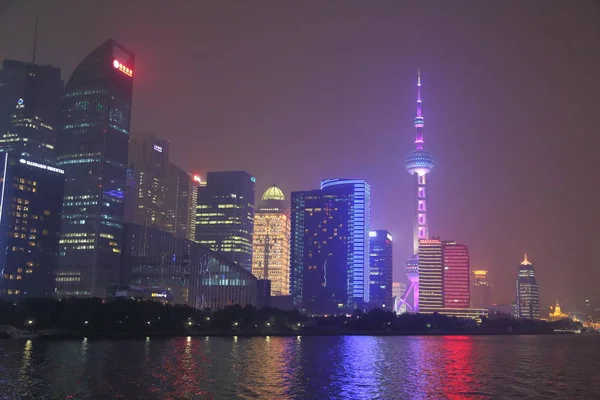 Shanghai, Kína - 13 2015 júliusáig, sanghaji bund és Pudong Lujiaz — Stock Fotó