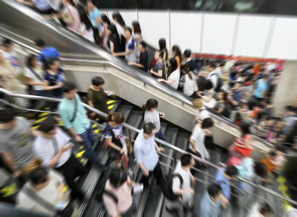 Ondergrondse passage drukke mensen — Stockfoto