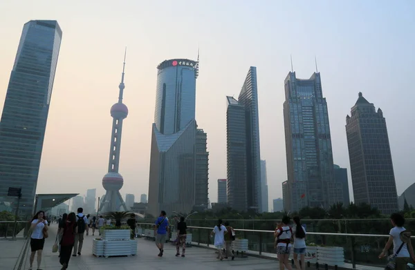 Shanghai, Kína - 14 2015 júliusáig Shanghai Pudong-Lujiazui sétálóutcák a város Valen — Stock Fotó