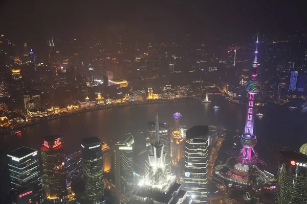 Шанхай, Китай - 14 июля 2015 г.: Здание "Шанхай Пудун Луцзядзуй" — стоковое фото