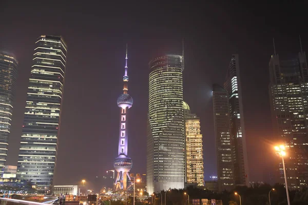 Shanghai Pudong Lujiazui edificios paisaje nocturno —  Fotos de Stock