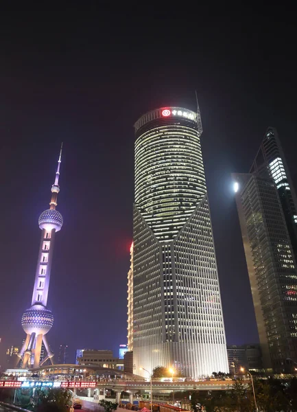 Shanghai, Kína - 14 2015 júliusáig Shanghai Pudong-Lujiazui épületek — Stock Fotó