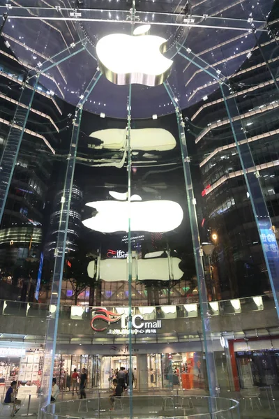 Shanghai, China - juli 14 2015: Lujiazui Apple store — Stockfoto