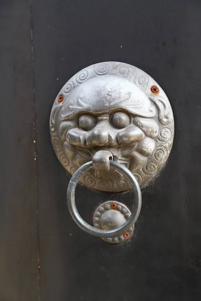 Chinese Lion-type door knocker — Stock Photo, Image