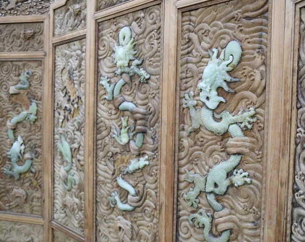 Chinese dragon type jade carving screen — Stock Photo, Image