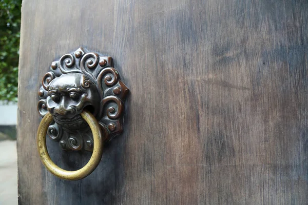 Chinese Lion-type door knocker — Stock Photo, Image