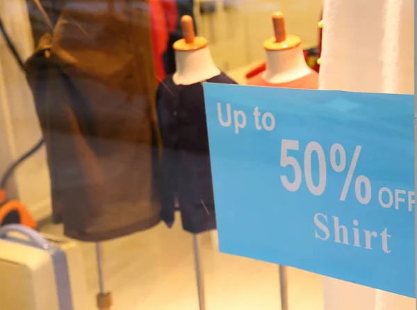 50% venta de descuento signo en la ventana de la tienda —  Fotos de Stock