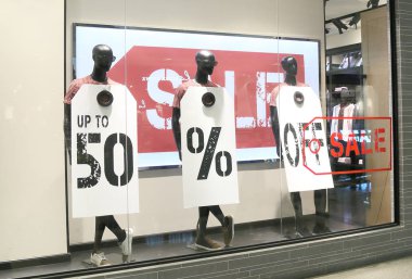indirim Satılık işareti ve vitrin modeli 