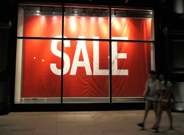 Знак продажи на витрине магазина — стоковое фото
