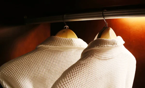 Пижамы в шкафу — стоковое фото