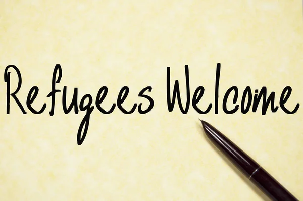 Refugees welcome text write on paper — Stock Photo, Image