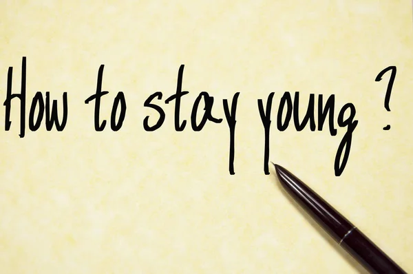 Come rimanere giovane domanda scrivere su carta — Foto Stock
