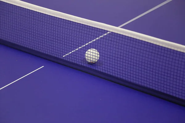 Ping pong tablo ve topu — Stok fotoğraf