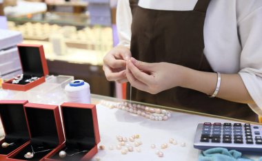 İnci kolye üretiminde çalışan