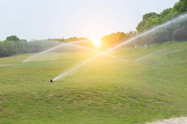 Irrigação campo de golfe gramado — Fotografia de Stock