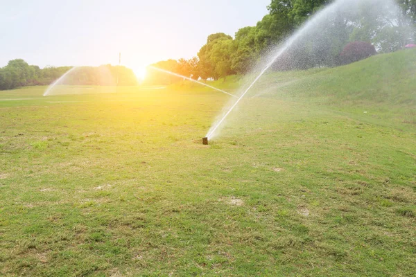 Golf Sahası çim sulama — Stok fotoğraf