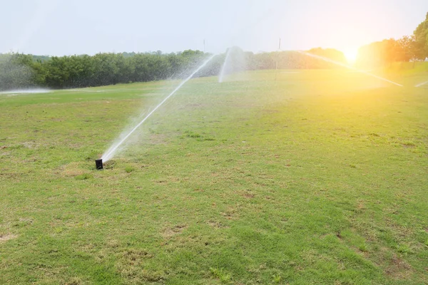 Irrigação campo de golfe gramado — Fotografia de Stock