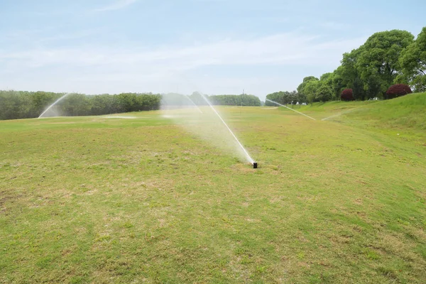 Irrigação campo de golfe gramado — Fotografia de Stock