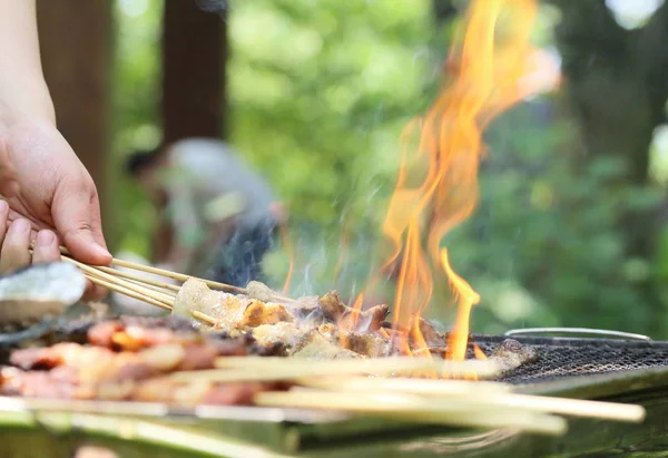 Zewnątrz Grill Jedzenie Jeść Odkrytym — Zdjęcie stockowe