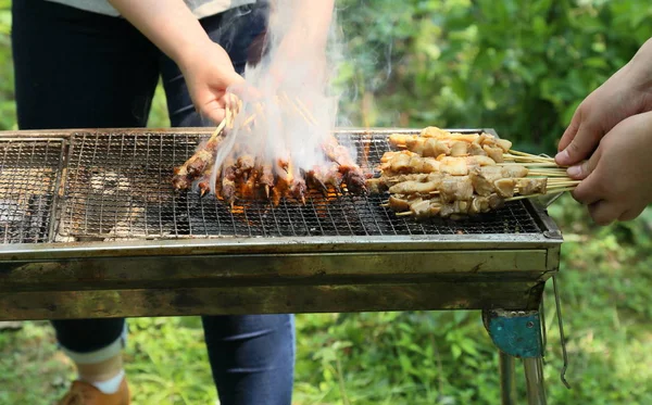 屋外バーベキュー 屋外で食べ物を食べる — ストック写真