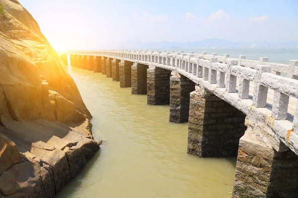 El camino de piedra a lo largo del acantilado y la playa — Foto de Stock