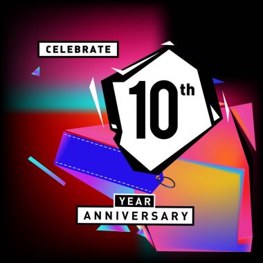 Yıldönümü Kartı renkli arka plan ile. doğum günü logosu geometrik renkli arka plan üzerinde.