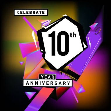 Yıldönümü Kartı renkli arka plan ile. doğum günü logosu geometrik renkli arka plan üzerinde.