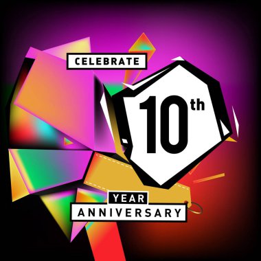 Yıldönümü Kartı renkli arka plan ile. doğum günü logosu geometrik renkli arka plan üzerinde.