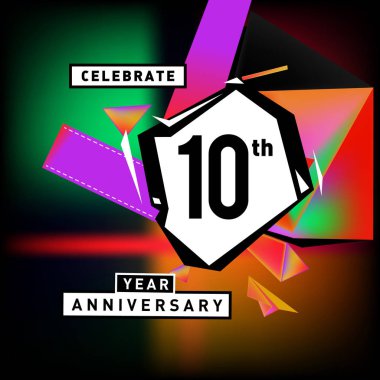 Yıldönümü Kartı renkli arka plan ile. doğum günü logosu geometrik renkli arka plan üzerinde.