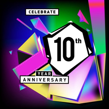 Yıldönümü Kartı renkli arka plan ile. doğum günü logosu geometrik renkli arka plan üzerinde.