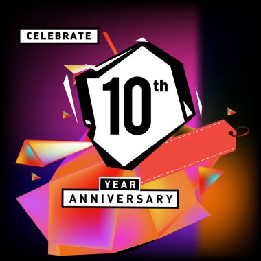 Yıldönümü Kartı renkli arka plan ile. doğum günü logosu geometrik renkli arka plan üzerinde.