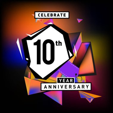 Yıldönümü Kartı renkli arka plan ile. doğum günü logosu geometrik renkli arka plan üzerinde.