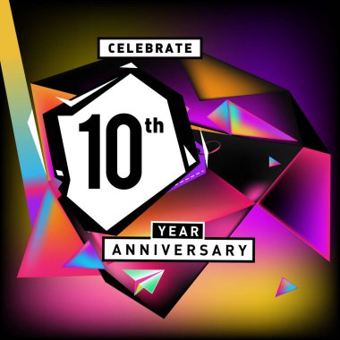 Yıldönümü Kartı renkli arka plan ile. doğum günü logosu geometrik renkli arka plan üzerinde.