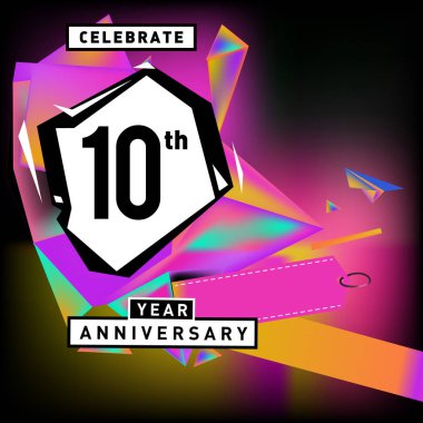 Yıldönümü Kartı renkli arka plan ile. doğum günü logosu geometrik renkli arka plan üzerinde.