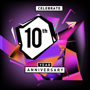 Yıldönümü Kartı renkli arka plan ile. doğum günü logosu geometrik renkli arka plan üzerinde.