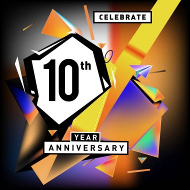 Yıldönümü Kartı renkli arka plan ile. doğum günü logosu geometrik renkli arka plan üzerinde.