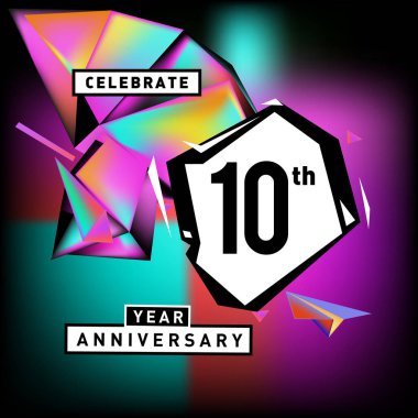 Yıldönümü Kartı renkli arka plan ile. doğum günü logosu geometrik renkli arka plan üzerinde.