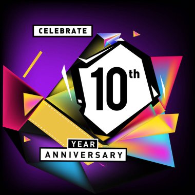 Yıldönümü Kartı renkli arka plan ile. doğum günü logosu geometrik renkli arka plan üzerinde.