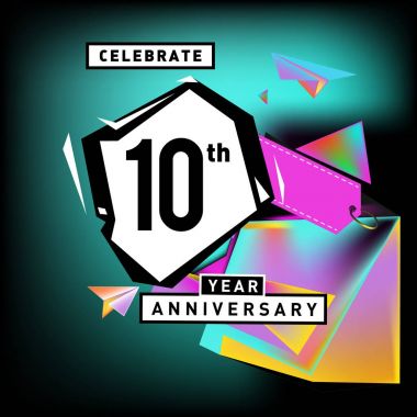 Yıldönümü Kartı renkli arka plan ile. doğum günü logosu geometrik renkli arka plan üzerinde.