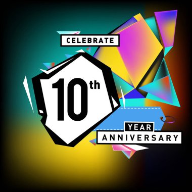 Yıldönümü Kartı renkli arka plan ile. doğum günü logosu geometrik renkli arka plan üzerinde.