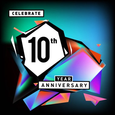 Yıldönümü Kartı renkli arka plan ile. doğum günü logosu geometrik renkli arka plan üzerinde.