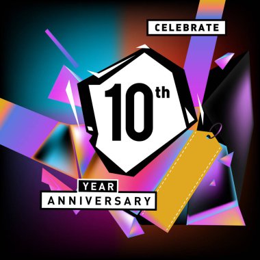 Yıldönümü Kartı renkli arka plan ile. doğum günü logosu geometrik renkli arka plan üzerinde.