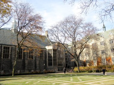 Toronto Üniversitesi Trinity College avlu 2016 