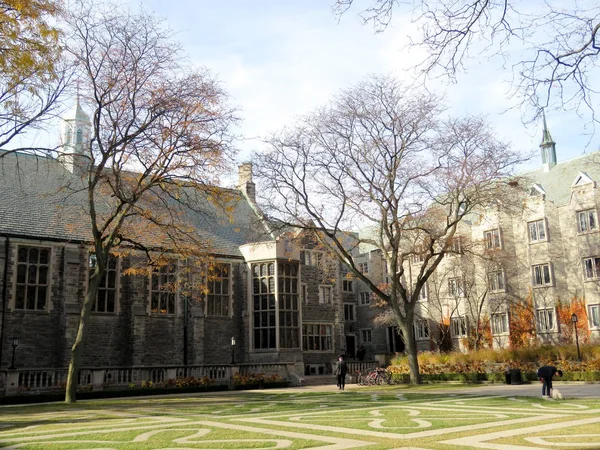 Toronto Egyetem Trinity College az udvaron 2016 — Stock Fotó