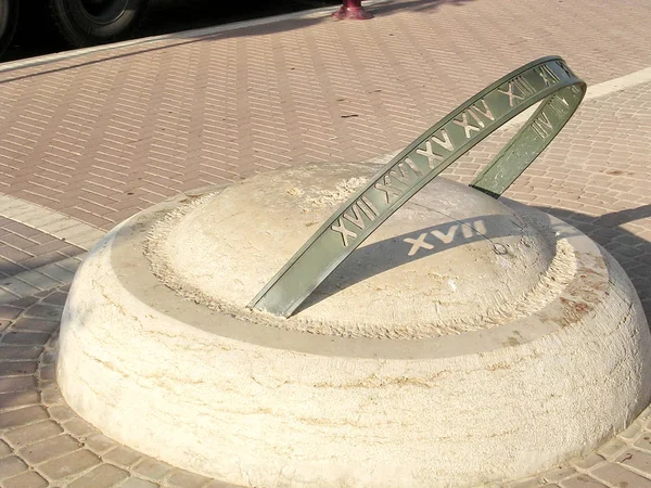 Or Yehuda Neve Savyon sun-dial July 2003 — Stock Photo, Image
