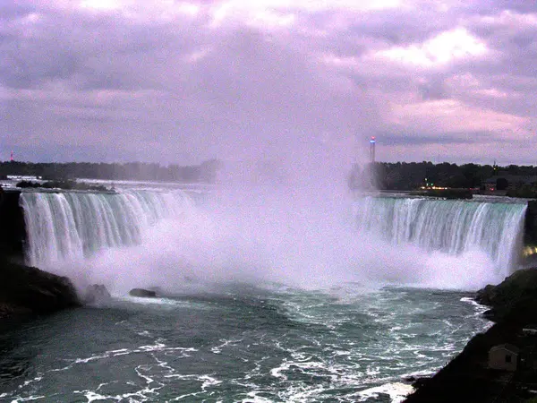 Kanadensiska Niagarafallen kväll 2004 — Stockfoto
