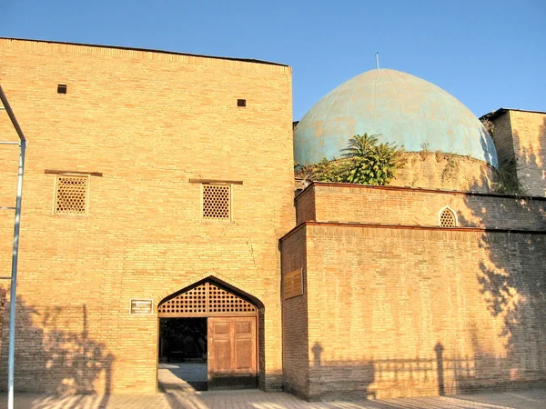 Ташкент Алмазар взгляд на Медресе Сентябрь 2007 — стоковое фото